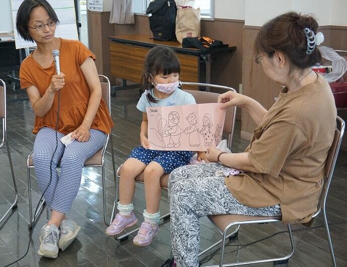 おおきなかぶを読んでいる写真