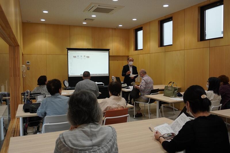 講演えお聞いている写真