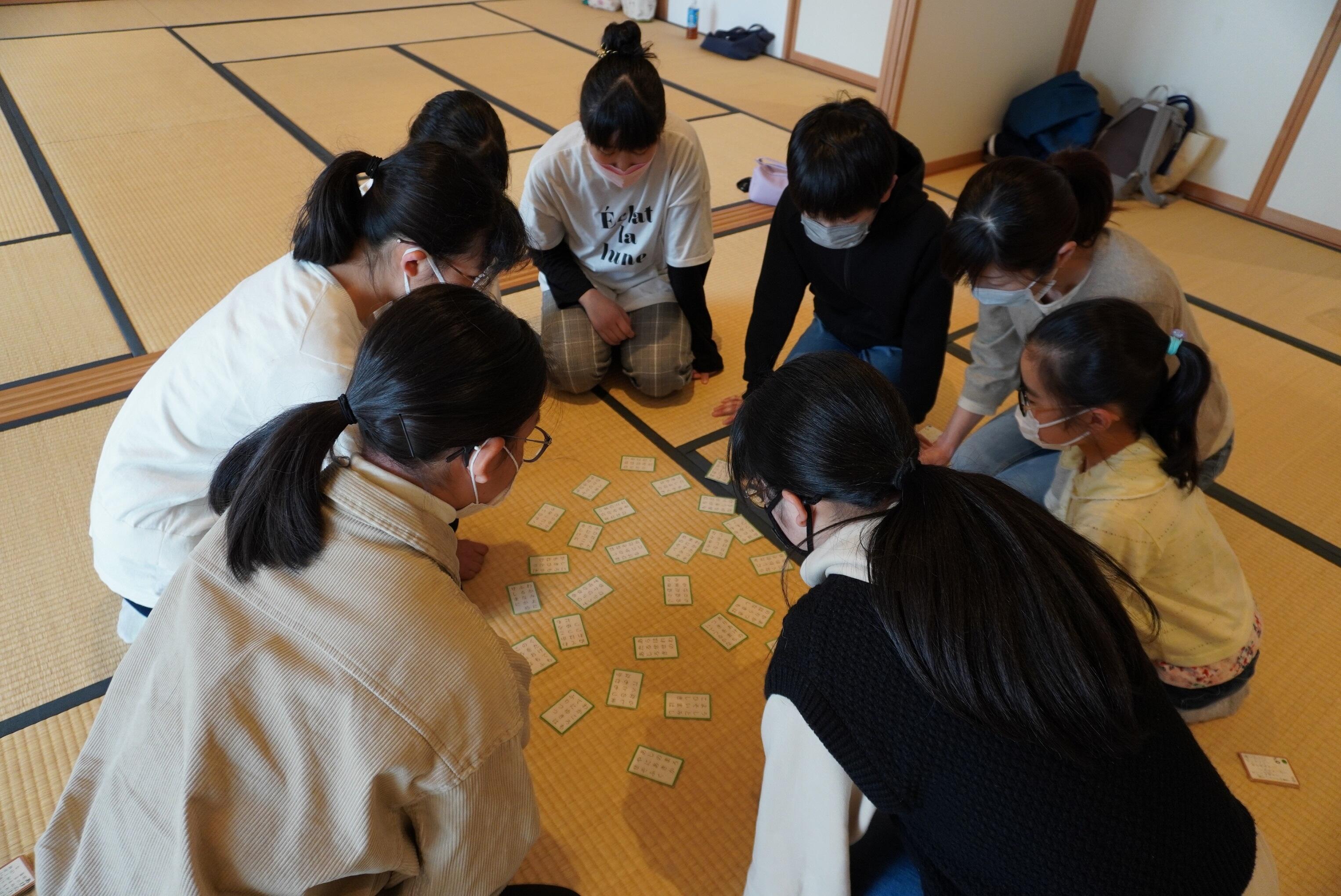 百人一首を楽しむ様子