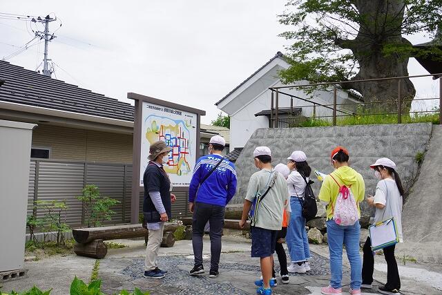 二階堂神社を見学している写真