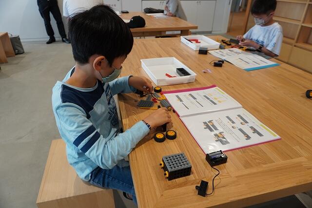 ロボットを組み立てている様子
