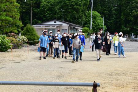 こどもたちと会員がまちを歩いている写真