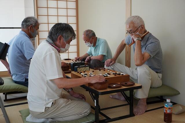 囲碁をしている写真