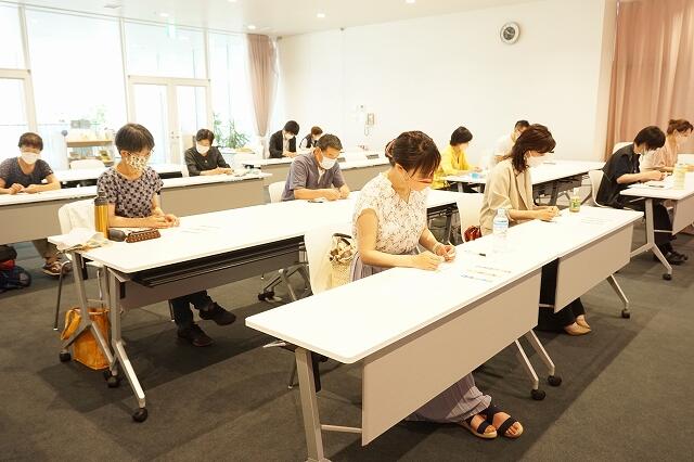 参加者が話を聞いている写真