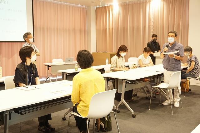 参加者が発表している写真