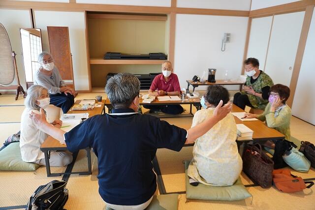 本を紹介し合っている様子