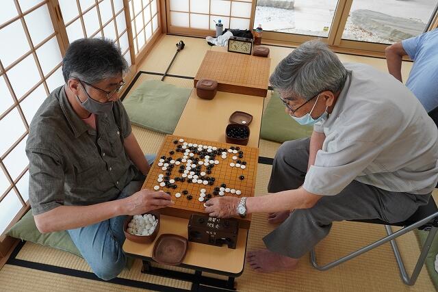 囲碁をしている写真