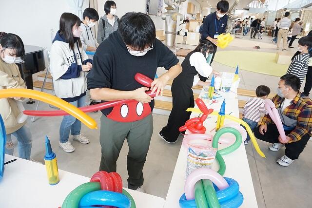 須賀川シニアリーダーズクラブ「バルーンアートプレゼントコーナー」