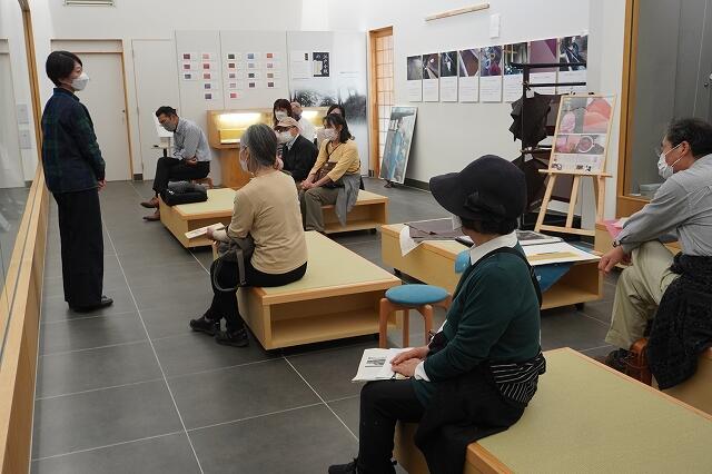 風流のはじめ館で説明を受ける様子