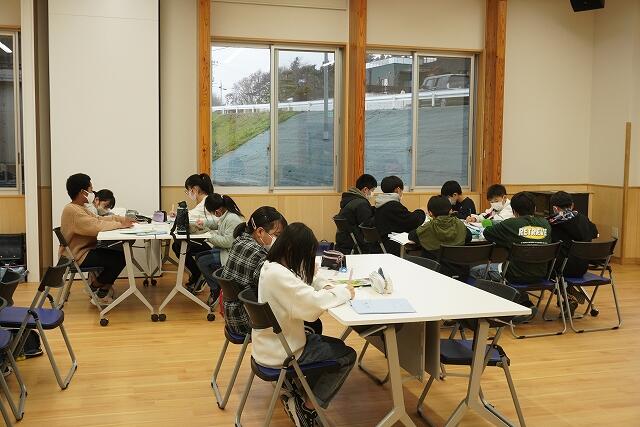 宿題に取り組む様子