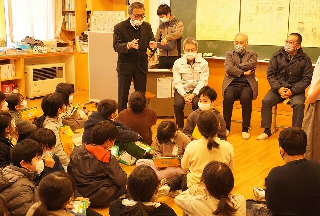 会員が感想を話している様子