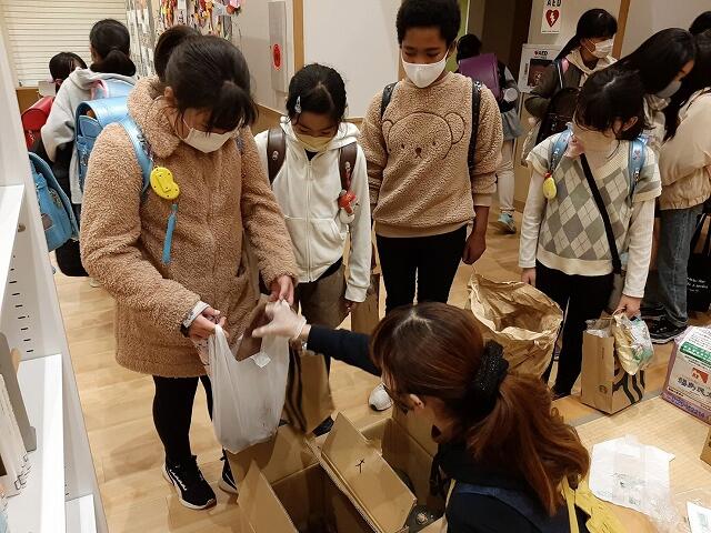 お土産を受け取る様子