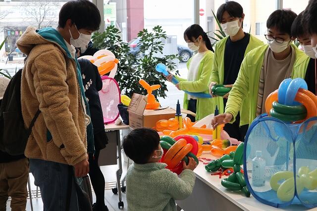 バルーンアートをプレゼントする様子