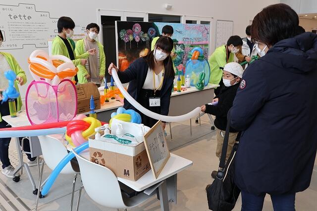 バルーンアートをプレゼントする様子