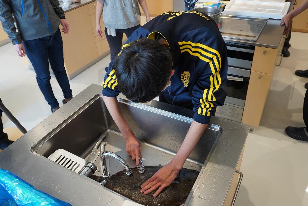 魚をさばく様子