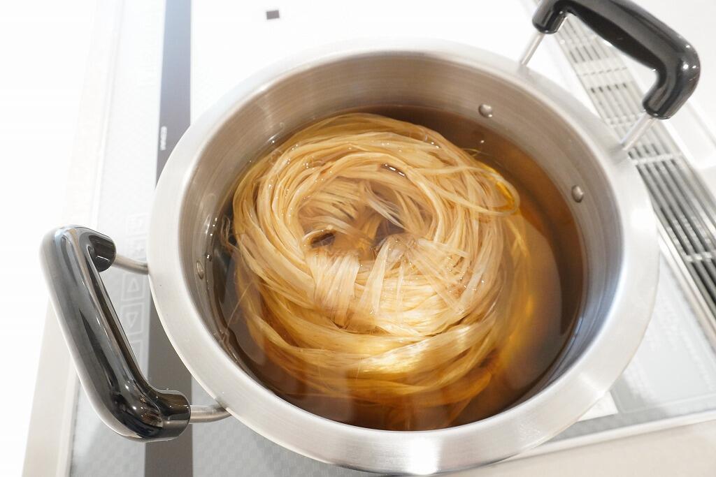 繊維の汚れを落としている様子