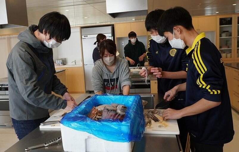 魚をさばく様子