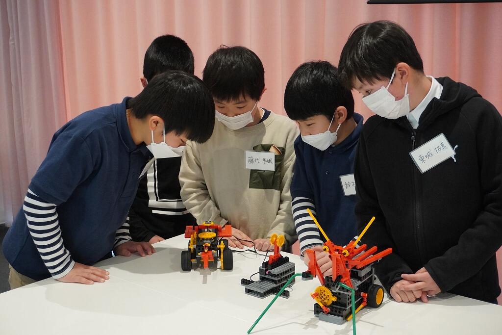 お互いのロボットを説明し合う様子