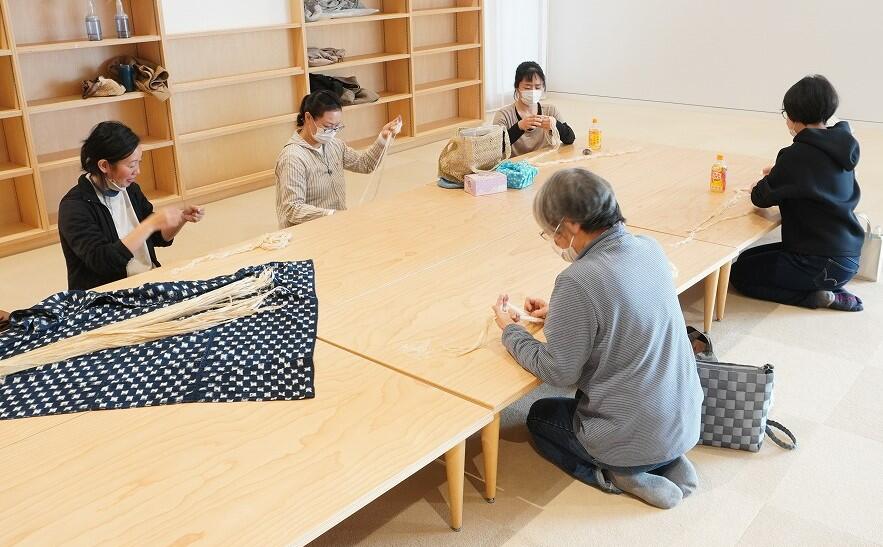 繊維をさく作業の様子