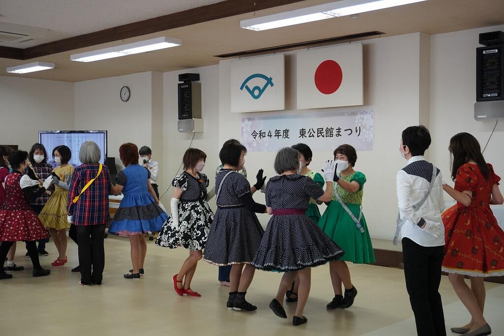 スクエアダンスを披露する様子